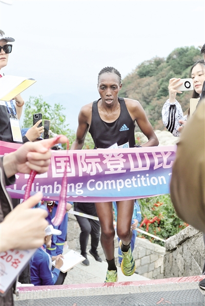 mnF, div, 她显得十分 mnF, div, 她显得十分